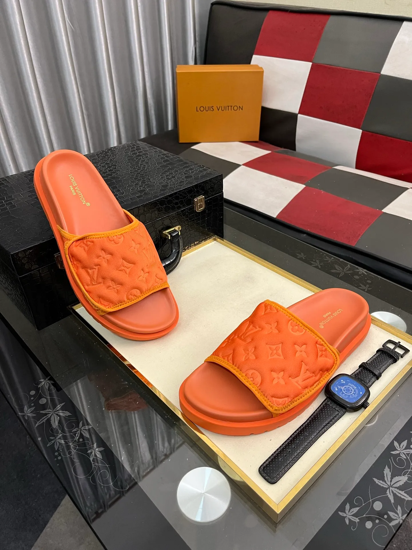 Men's men's shoes💰320⌚️⌚️[Louis Vuitton LV slippers] (high-end cowhide) counter 1:1 fashion style summer must-have! The designer used LV’s iconic outsole. The original simple slippers instantly become fashionable! The upper is made of flexible special cowhide leather straps alternately, and the workmanship is exquisite! A must-have for stylish men in summer, size 38-44